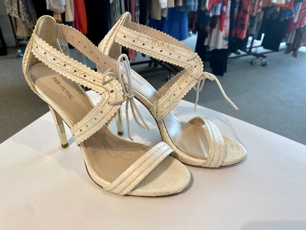 Pour la Victoire Shanna pumps size 8