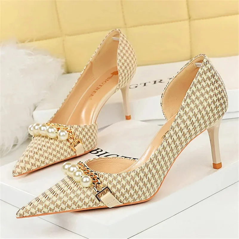 Queen's March Pump Shoes