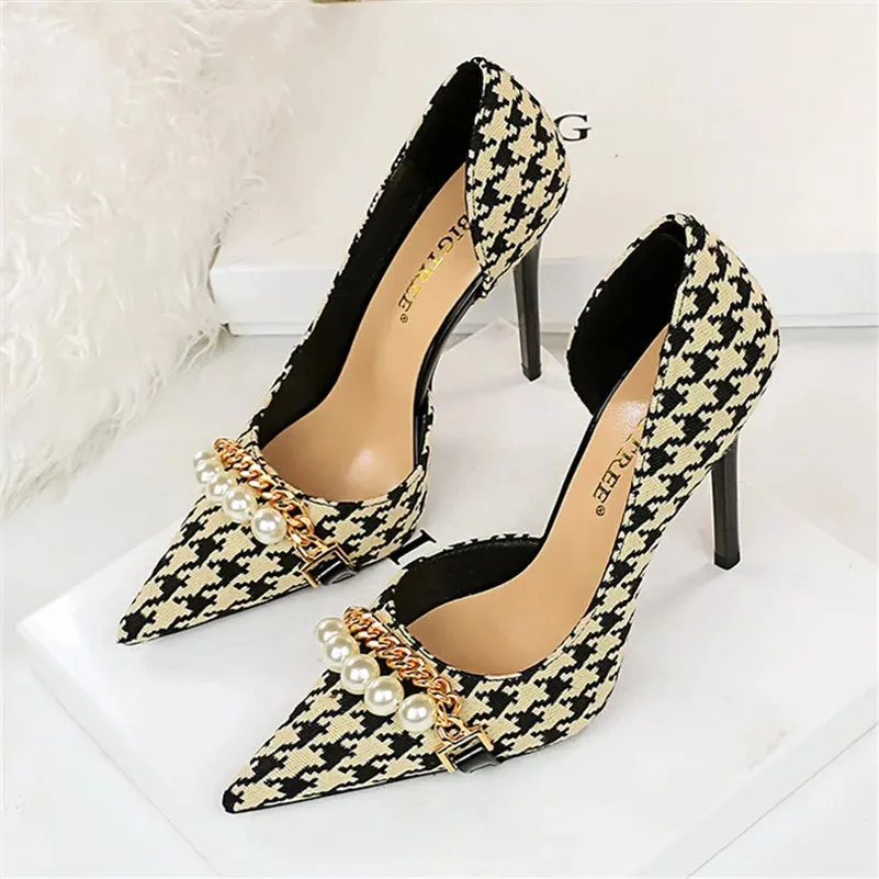 Queen's March Pump Shoes