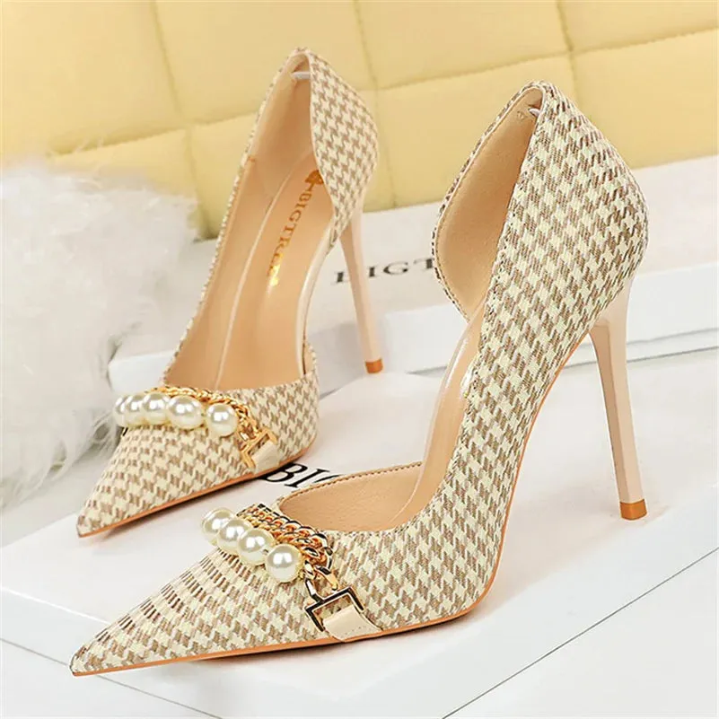 Queen's March Pump Shoes