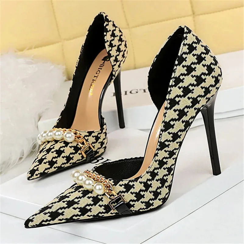 Queen's March Pump Shoes